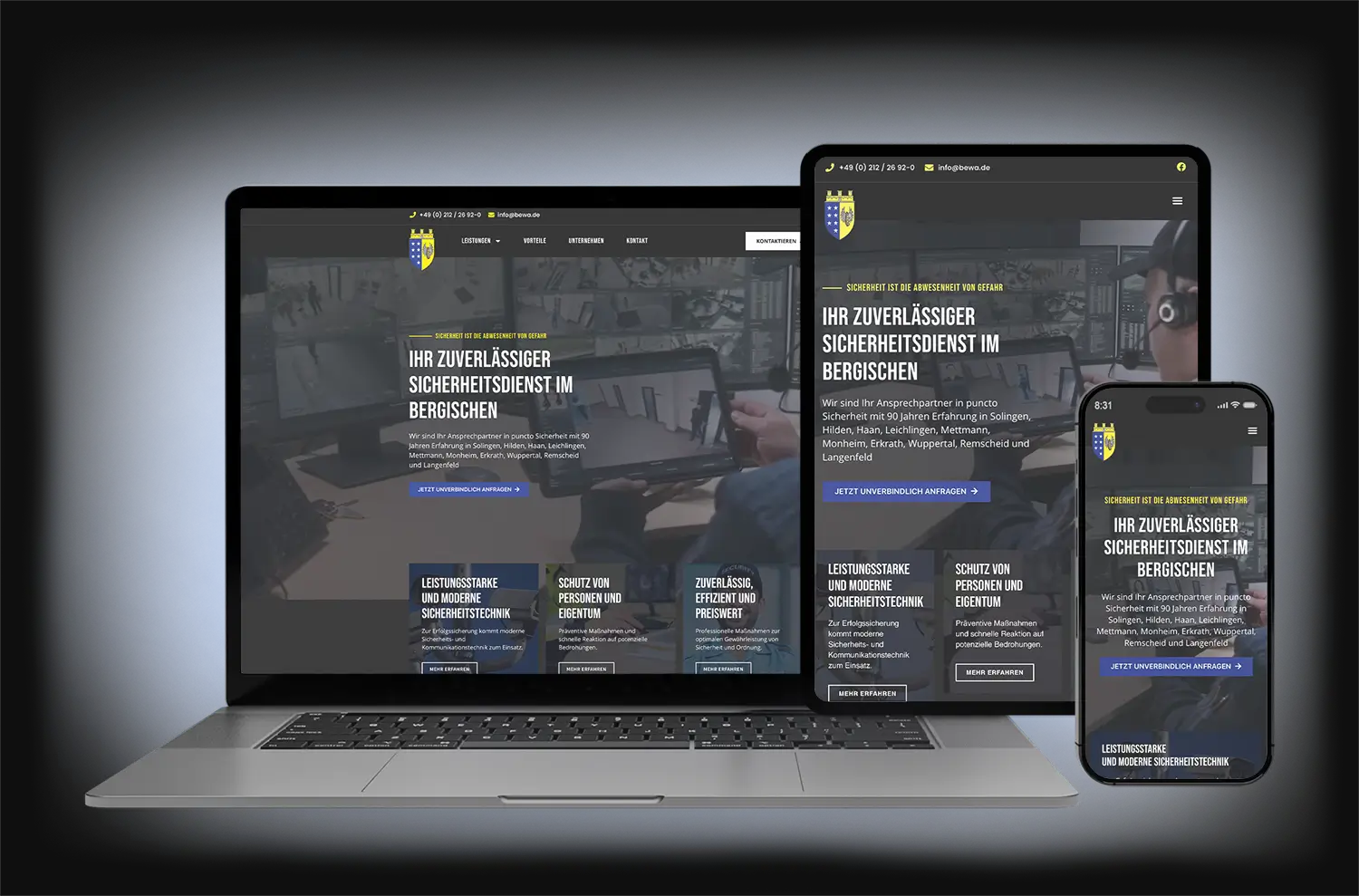 Mock-up dreier unterschiedlicher Endgeräte in Form eines Notebooks (PCs), eines Tablets und eines Smartphones zur Darstellung verschiedener Ausschnitte einer responsiven Unternehmenswebsite, die auf allen Endgeräten gut aussieht. Die Umsetzung erfolgte durch Gernhard Unternehmenswebseiten und zeigt die Seite von www.bewa.de.